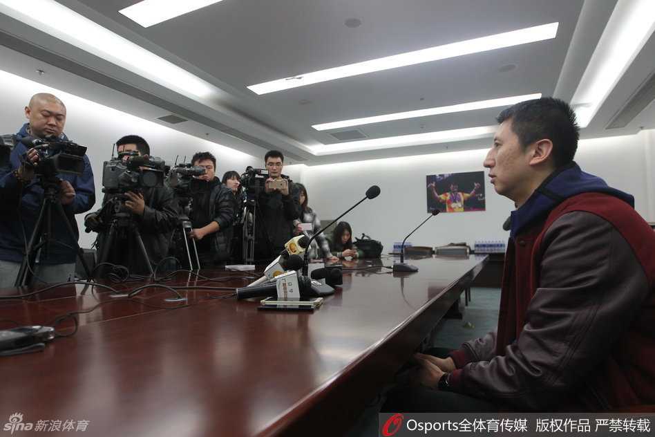 郭士强详解辽篮总决赛之殇:心若强大,何惧失败 场边的郭士强手拿战术板,神情专注地望向球场,眼神中透露出对胜利的渴望和对场上局势的精准判断。