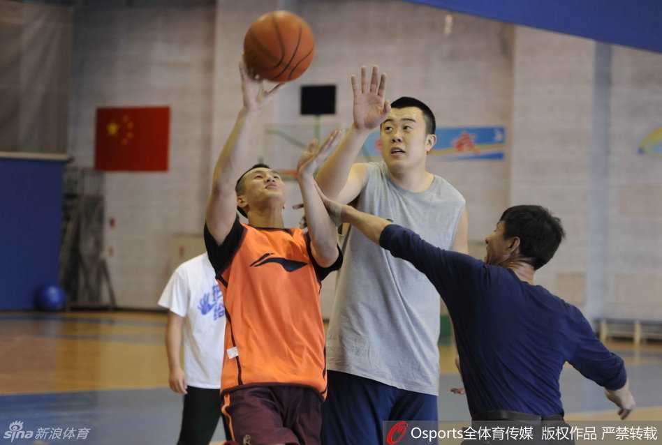 韩德君利用巨大的身材优势背身单打郭艾伦，艾伦整个人挂在大韩身上不惜犯规也要阻止这次进攻。