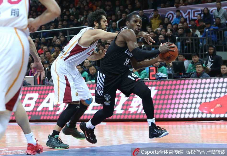 郭艾伦伤病阴霾下的辽篮旧影:那些年一起拼过的突破与劈扣 郭艾伦面对吴前的贴身紧逼,他重心压得极低,眼神中透露出猎手般的冷静,准备用标志性的转身过人完成摆脱。