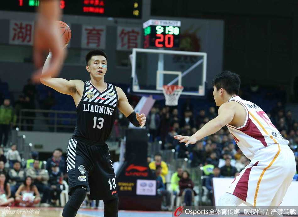 郭艾伦伤病阴霾下的辽篮旧影:那些年一起拼过的突破与劈扣 辽宁队后场核心哈德森佝偻身躯运球突破,面对防守者他眼神坚毅,每一次胯下运球都在寻找杀入内线的一线缝隙。