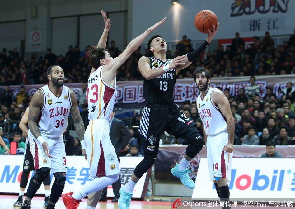 郭艾伦伤病阴霾下的辽篮旧影:那些年一起拼过的突破与劈扣 视线凌厉的郭艾伦持球观察,他面前的防守球员严阵以待,整个球场仿佛都在他的运球节奏中静止,下一秒便是撕裂防线的狂风骤雨。