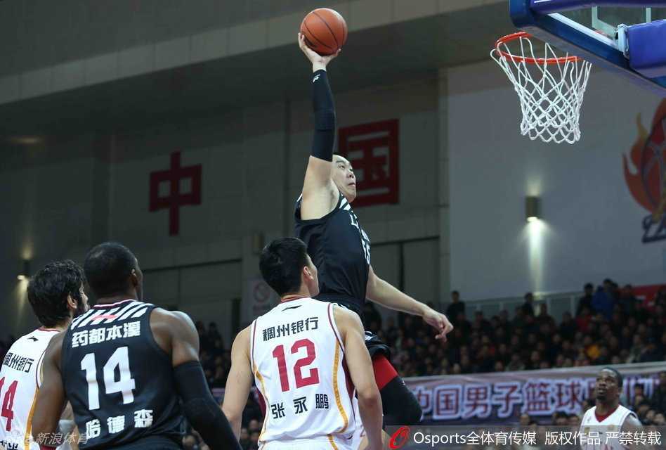 郭艾伦伤病阴霾下的辽篮旧影:那些年一起拼过的突破与劈扣 广州队外援沃伦面对防守球员,尝试一对一单打突破,他的运球轨迹变幻莫测,试图复制当年小外援的砍分神迹。