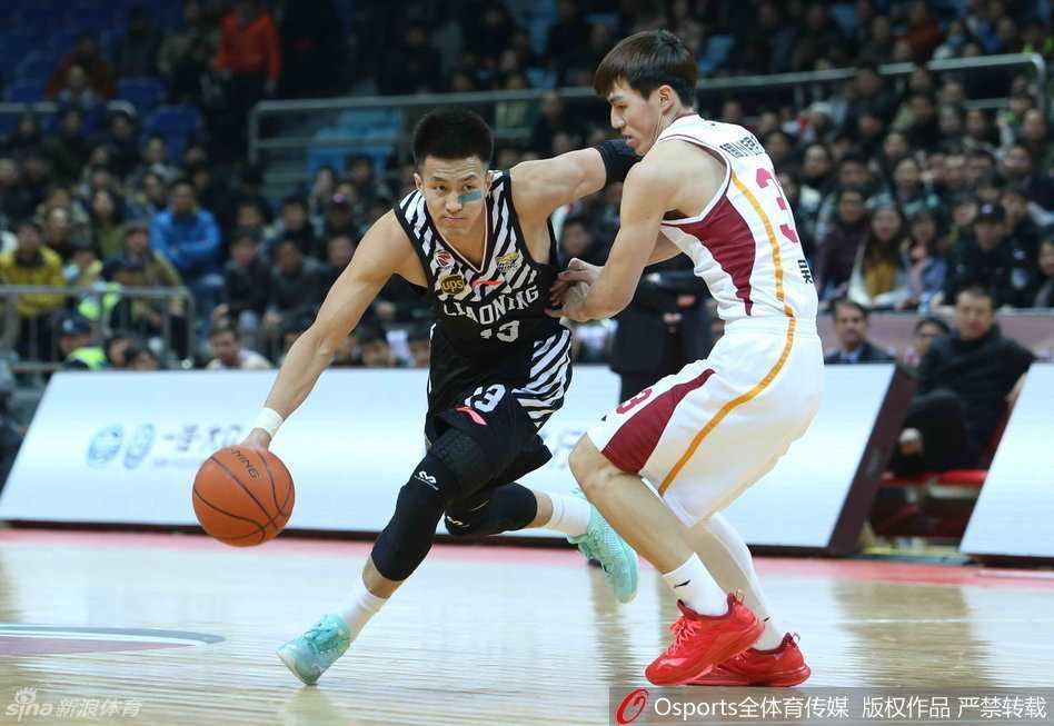 郭艾伦伤病阴霾下的辽篮旧影:那些年一起拼过的突破与劈扣 韩德君高高跃起,在空中滑翔着将球砸向篮筐,完成了一记势大力沉的单手劈扣,整个球馆为之沸腾。