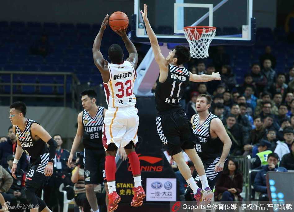 郭艾伦伤病阴霾下的辽篮旧影:那些年一起拼过的突破与劈扣 辽宁队的兰多夫寸步不离地盯防着巴赫拉米,两人在低位进行着激烈的身体对抗,肌肉碰撞的声音仿佛穿透了画面。
