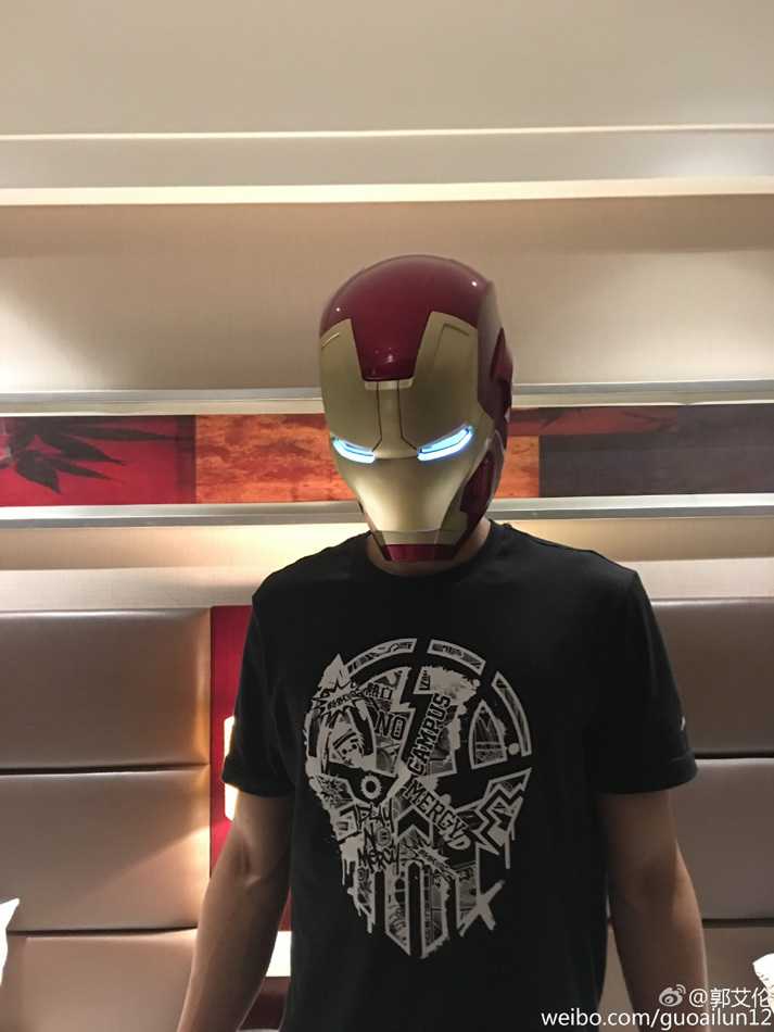 郭艾伦将头盔面罩掀起，露出自己清秀却坚定的面庞，一手扶着金色头盔边缘，刚毅的金属与柔和的面部线条形成了奇妙的和谐。