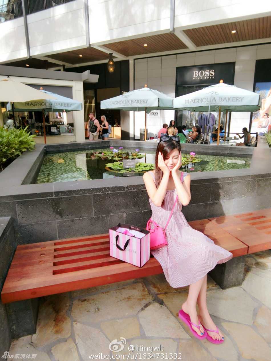 郭艾伦女友王俪婷唯美光影间绽放的青春诗篇 光影交错间,她轻抚秀发,举手投足间散发出慵懒而优雅的法式风情。