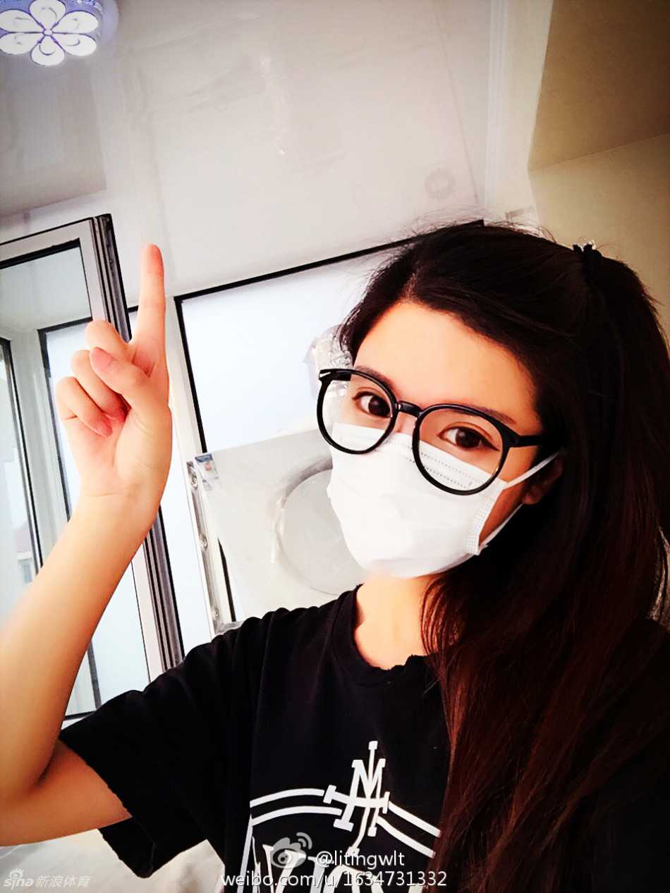 郭艾伦女友王俪婷唯美光影间绽放的青春诗篇 街角咖啡店的暖阳洒落,她托腮凝思,仿佛在等待一场不期而遇的浪漫。