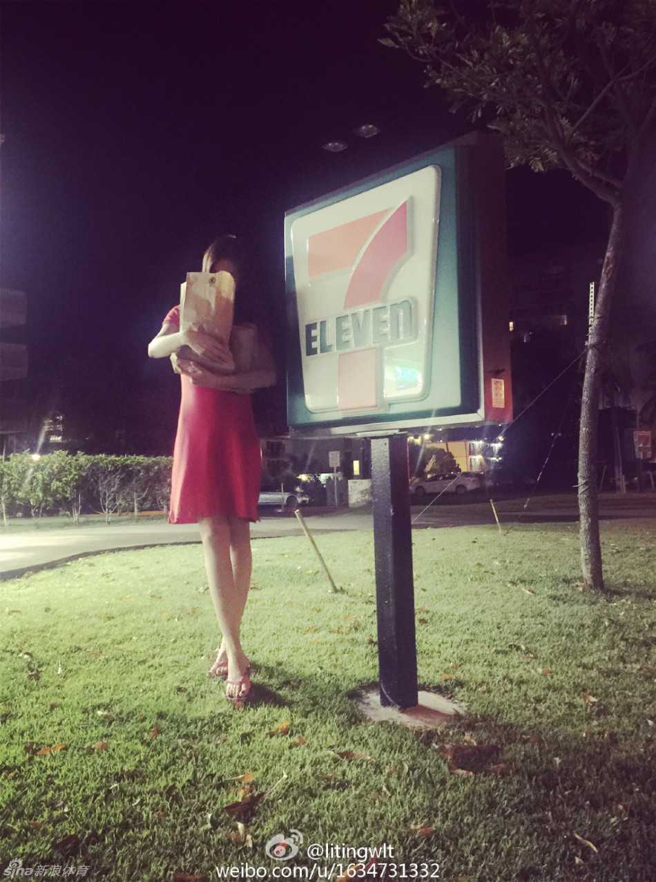 郭艾伦女友王俪婷唯美光影间绽放的青春诗篇 素净的白衬衫搭配随性的马尾,回眸一瞥纯净得如同邻家初长成的少女。