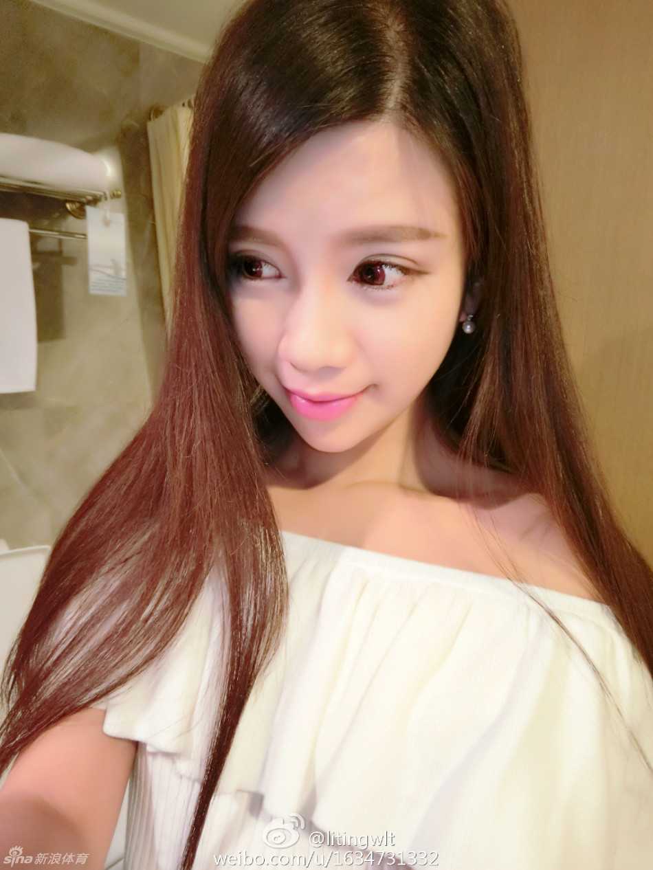 郭艾伦女友王俪婷唯美光影间绽放的青春诗篇 海风轻拂发丝,她眺望远方的目光温柔而坚定,仿佛融入了这片蔚蓝的梦境。