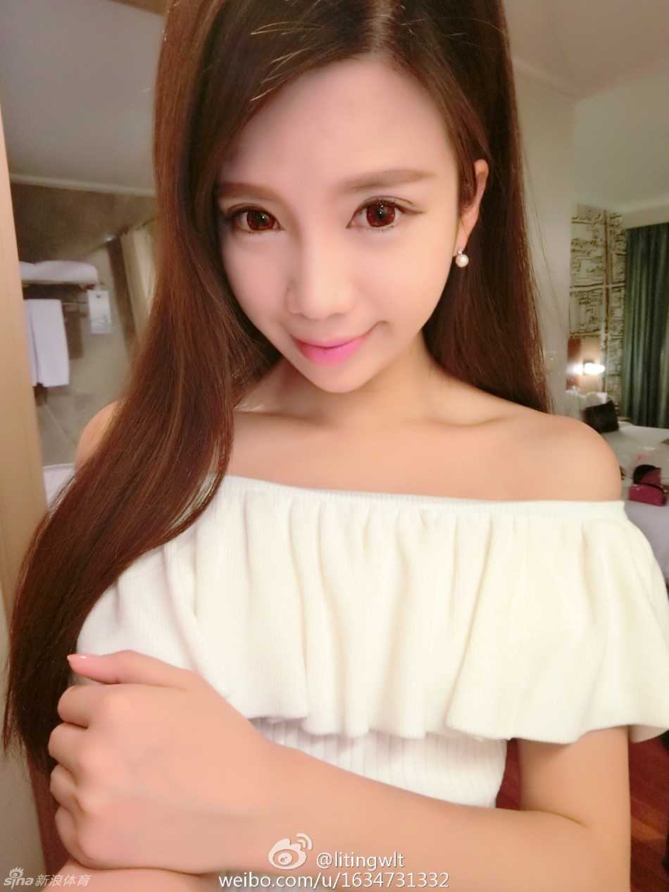 郭艾伦女友王俪婷唯美光影间绽放的青春诗篇 夜色霓虹下的她,眼神迷离而深邃,像是都市童话中走出的女主角。