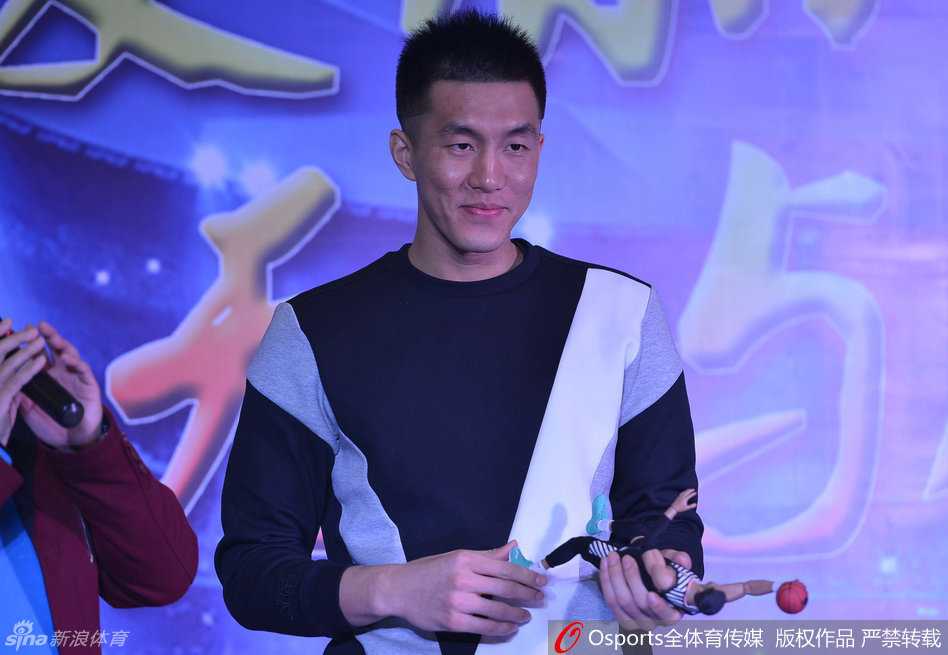 郭艾伦坐在台下被粉丝热情包围，他有些不好意思地笑了，眉眼弯弯，羞涩中透着被认可的喜悦。