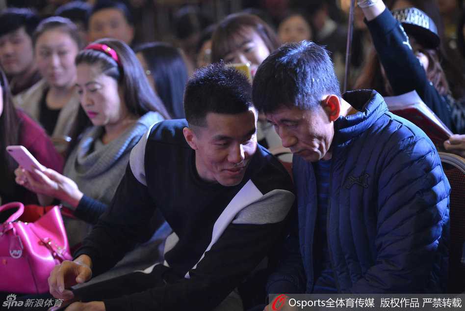 郭爸爸坐在台下，双手交叠，目光紧紧跟随着台上儿子的每一个动作，嘴角不自觉地上扬，满是欣慰。