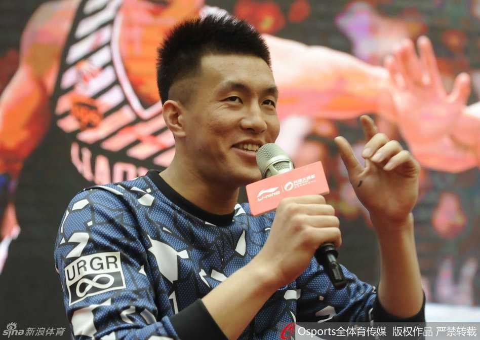 一位美丽的女球迷终于和偶像杨鸣同框，她笑得眼睛弯成月牙，杨鸣则礼貌地微微侧身，画面既温馨又养眼。