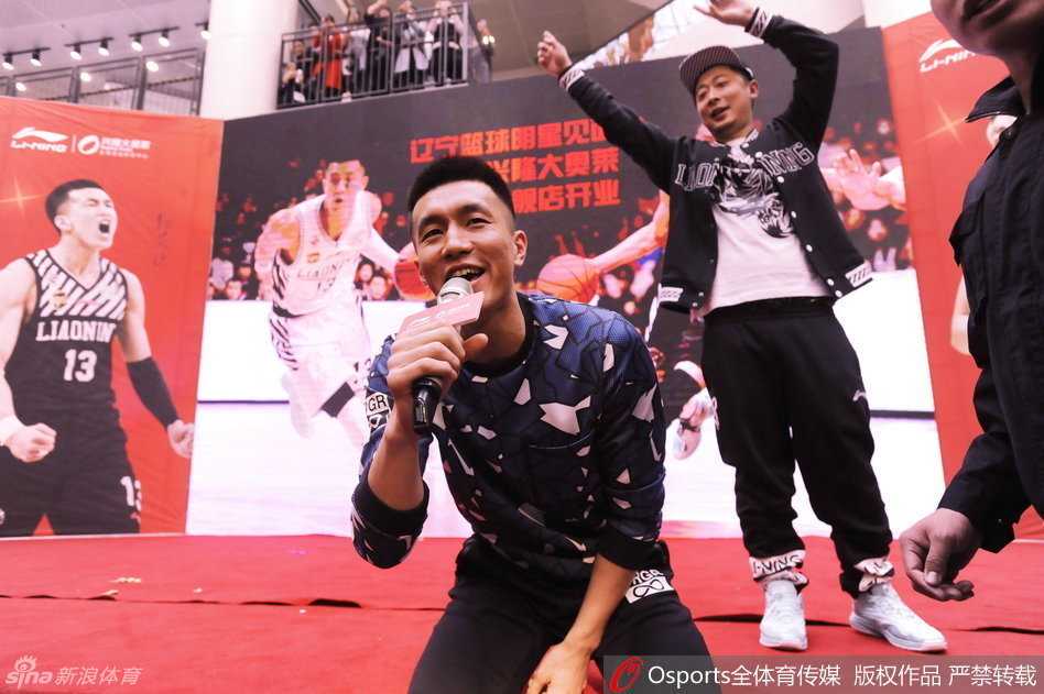 郭艾伦双手高举麦克风，脸上带着憨厚又投入的笑容，仿佛置身于个人演唱会，将东北式幽默与深情完美融合。