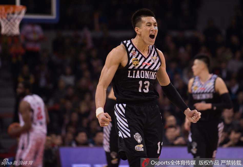 郭艾伦的篮球世界:从惜败MVP到霸气暴扣的激情瞬间 眼神坚毅的郭艾伦在场上持球推进,面对防守球员的贴身紧逼,他毫无惧色,用灵活的运球试图撕开对手的防线。