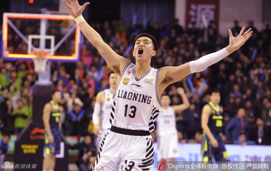 郭艾伦的篮球世界:从惜败MVP到霸气暴扣的激情瞬间 郭艾伦高高跃起,在空中舒展身体,以一记势大力沉的单手劈扣终结进攻,整个球馆都为他这次罕见的霸气暴扣而沸腾。