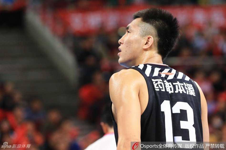 郭艾伦的篮球世界:从惜败MVP到霸气暴扣的激情瞬间 郭艾伦在命中关键球后激情庆祝,他张开双臂,仰天长啸,脸上洋溢着属于大男孩的纯真与狂喜,感染了全场观众。