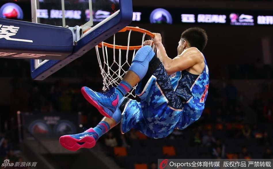 郭艾伦的篮球世界:从惜败MVP到霸气暴扣的激情瞬间 郭艾伦在篮下面对两人包夹,依然冷静地寻找出手空间,他巧妙地利用身体对抗,完成一次高难度的上篮。