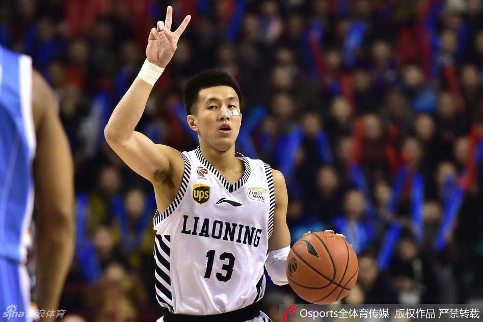 郭艾伦的篮球世界:从惜败MVP到霸气暴扣的激情瞬间 郭艾伦作为进攻发起者,在弧顶指挥队友跑位,他伸出右手示意战术,眼神专注,此刻他是球场上掌控节奏的组织大师。