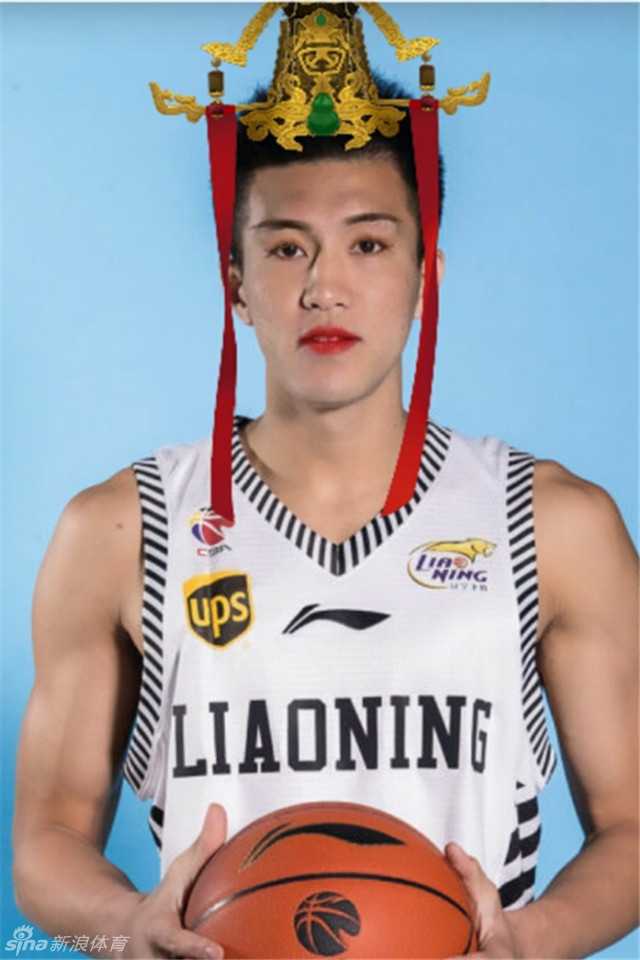 辽宁队核心郭艾伦头戴卡通大嘴帽，瞪大眼睛卖萌，这搞怪表情与他球场上的犀利突破形成巨大反差萌。