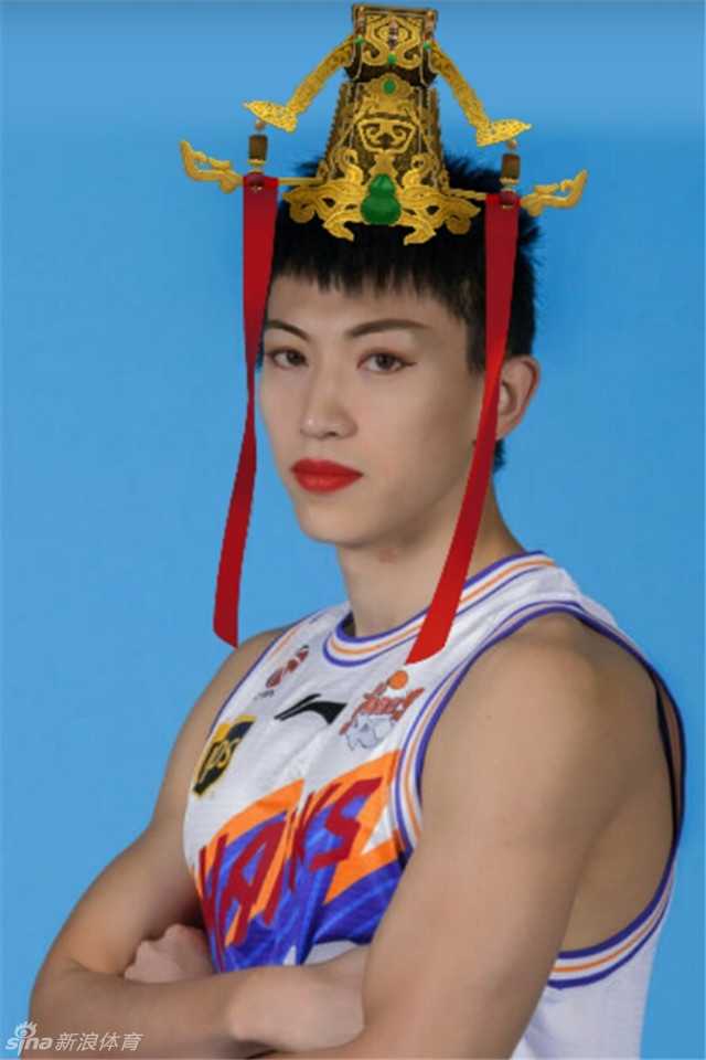 易建联身穿马褂戴着墨镜扮‘大佬’，身后小弟环绕，大哥气场展露无遗，这种霸气扮相恐怕也只有阿联能hold住。