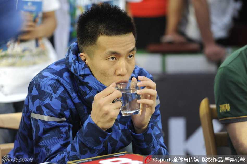 郭艾伦身穿白色T恤，虽因感冒发烧脸色略显疲惫，但在父母关切地陪伴下，依然眼神坚定地现身太原活动现场。