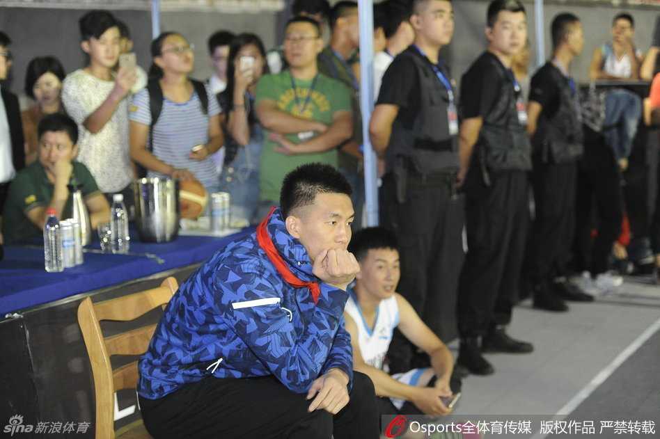 高烧未退的郭艾伦在活动后台与热情的小球迷合影，他努力保持微笑，满足球迷的心愿，毫无球星的架子。