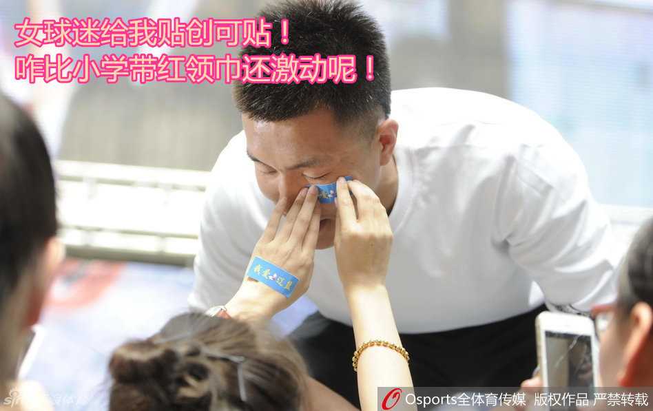 郭艾伦:从网红控卫到亚洲第一的欢乐与成长路 郭艾伦在活动现场手持篮球,被粉丝们的热情逗得开怀大笑,眉眼间尽是藏不住的快乐。