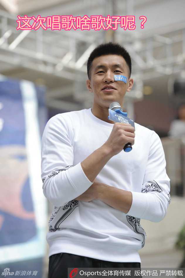 郭艾伦:从网红控卫到亚洲第一的欢乐与成长路 活动现场气氛热烈,郭艾伦被小朋友们团团围住,他蹲下身子与孩子们平视互动,眼神中充满关爱与耐心。