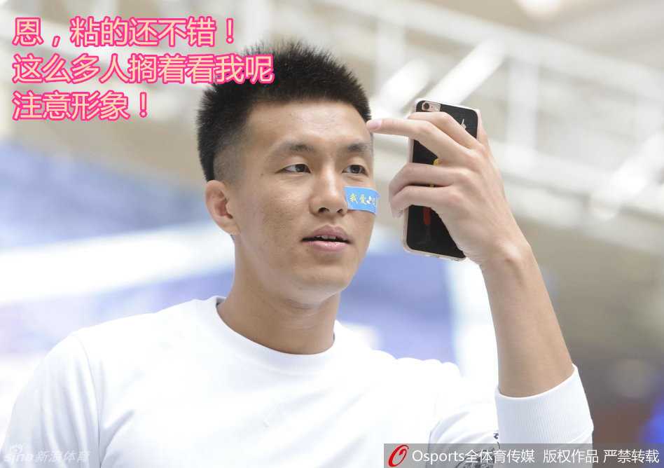 郭艾伦:从网红控卫到亚洲第一的欢乐与成长路 郭艾伦身着休闲装,在商场内被热情的粉丝团团围住,他耐心地低头为球迷签名,脸上挂着标志性的温暖笑容。