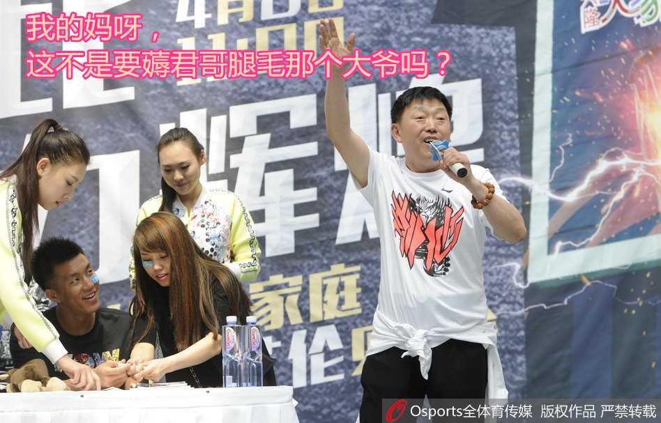 郭艾伦:从网红控卫到亚洲第一的欢乐与成长路 郭艾伦在互动游戏中展现搞怪本色,他夸张的表情和动作逗得身旁的球迷和主持人前仰后合,现场气氛欢乐无比。