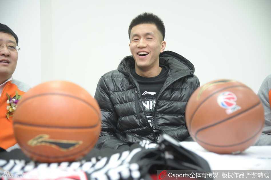 活动现场人山人海，粉丝们高举着手机和签名板，目光紧紧追随着人群中央的郭艾伦，安保人员手拉手维持着秩序，场面火爆却有序。