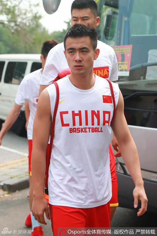 丁彦雨航持球突破，防守他的翟晓川寸步不让，两人在激烈的对抗中嘴角却露出一丝笑意，这种良性的竞争正是球队进步的催化剂。