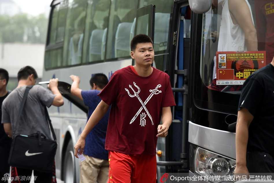 易建联和睢冉在训练后并肩而行，低头交流着防守心得，两人关系十分默契