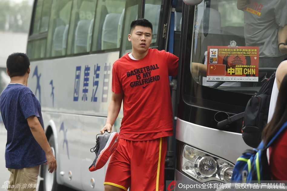 主教练宫鲁鸣双手抱胸，神情严肃地注视着场上的对抗训练，随时准备叫停进行指导