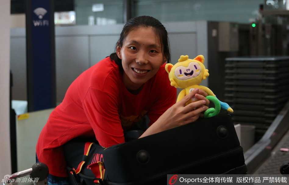 陈晓佳笑得格外灿烂，仿佛还沉浸在落选赛绝地反击的喜悦中。就在一个月前，她还在回国的飞机上喜极而泣，此刻的笑容是对那段憋屈日子的最好释放。