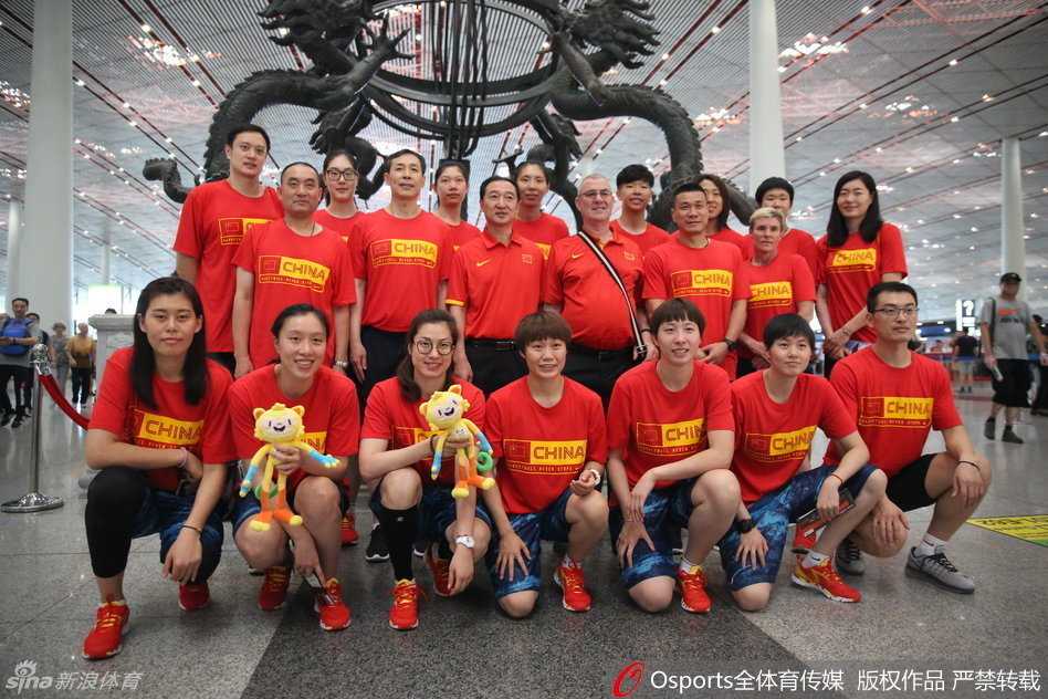 在出征大巴前，老将陈楠面对镜头露出了轻松的微笑，这位妈妈级球员已是球队的定海神针，眼神里满是对即将开始的奥运之旅的期待。