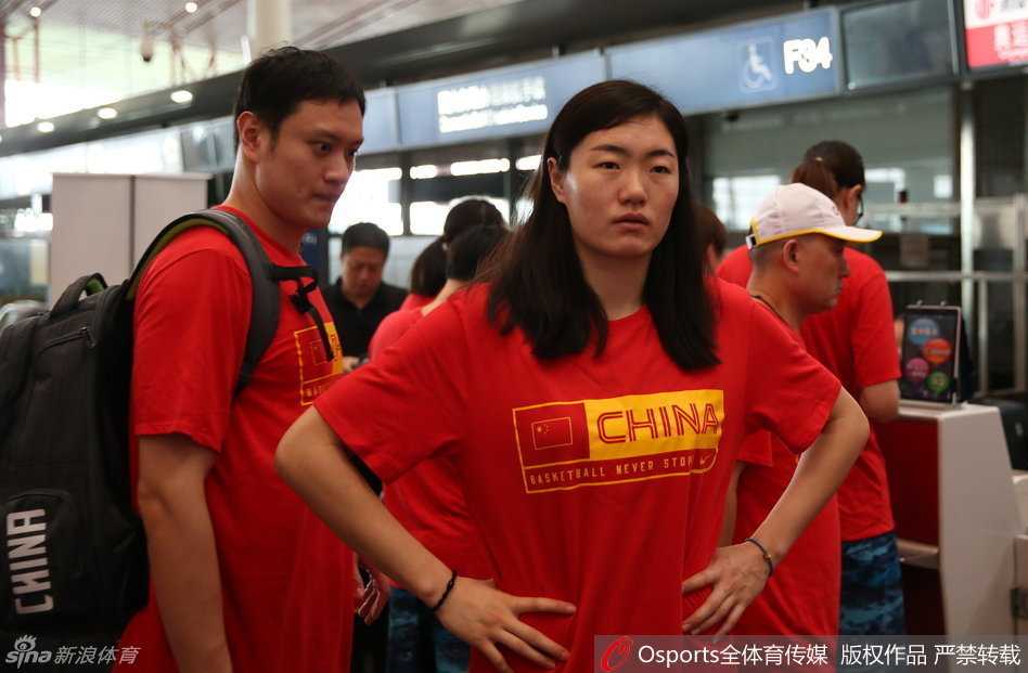 仔细端详这张出发前的大合影，每个姑娘脸上的表情都如此鲜活，无论是轻松、开心还是搞怪，都写满了对奥运梦想的渴望和对未来的憧憬。