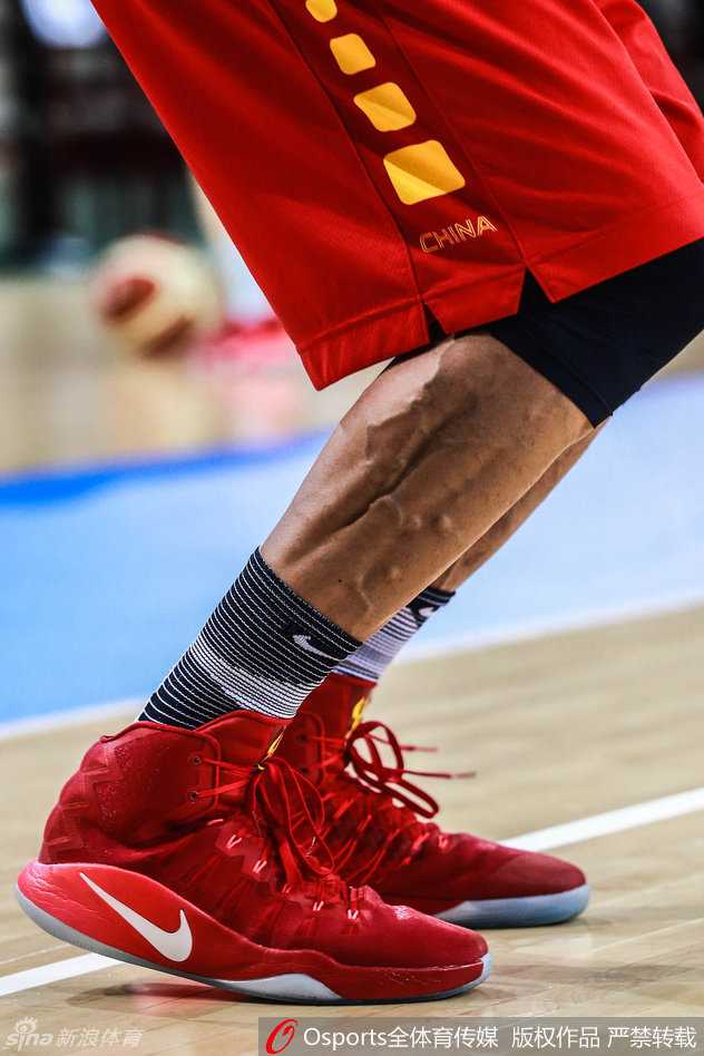 周鹏、郭艾伦与工作人员并肩站在一起，面对镜头露出轻松的笑容，汗湿的球衣见证着训练的艰苦，而这一刻的合影定格了大赛前的片刻温馨。