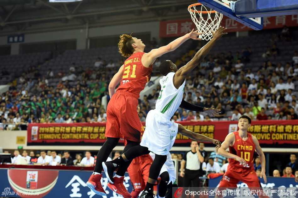 周鹏奋力贴防对手，眼神坚定寸步不让