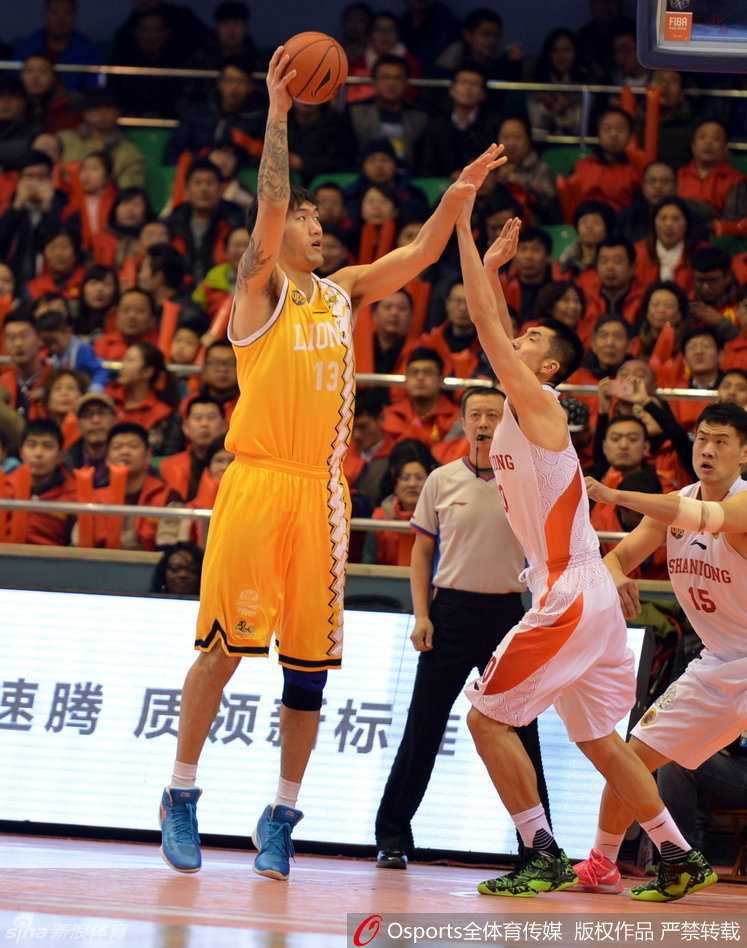 佛山队外援贝尼尼在拼抢中痛苦倒地，表情扭曲，与地板亲密接触的瞬间令人揪心。