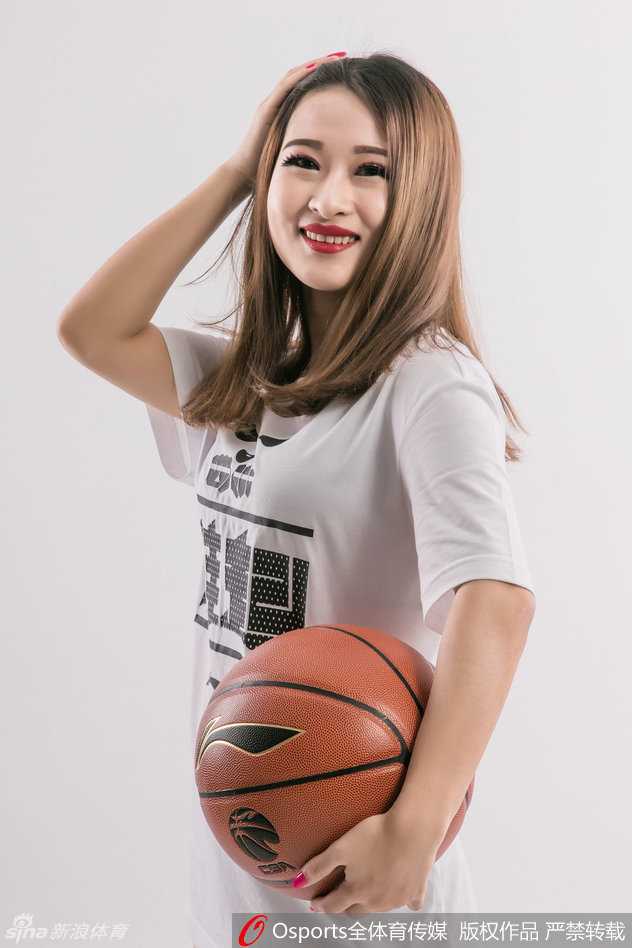 金强篮球宝贝靓丽写真 战靴闪耀助威蜀中健儿 灿烂阳光下,篮球宝贝们整齐排列,脚踩锃亮战靴,修长身姿与手中篮球构成一幅力与美的画卷。