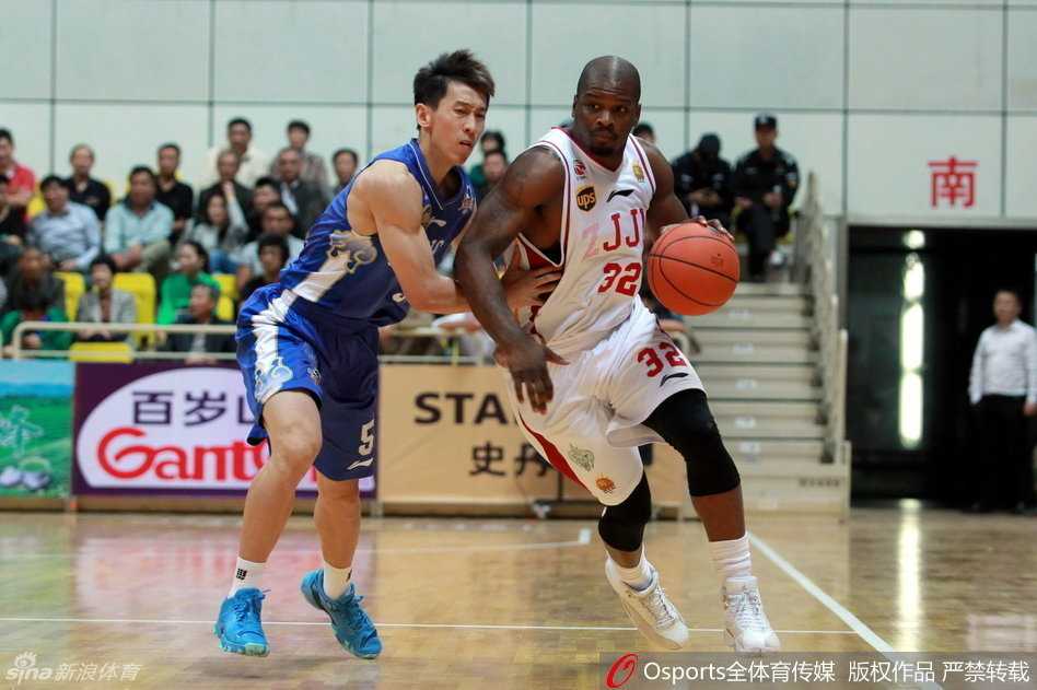 江苏队后卫如猎豹般持球突破，在浙江队长人建立的铜墙铁壁前，依然目光如炬，寻找着转瞬即逝的传球良机。
