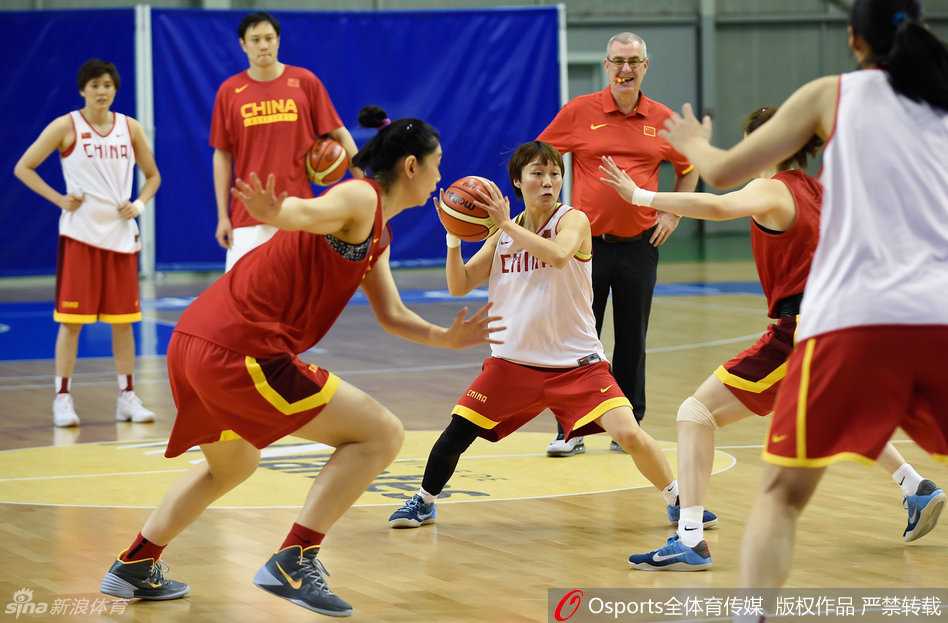 训练馆内，主帅马赫双手抱胸站在场边，目光如炬地盯着球场上的每一个细节，他身后是几位正在演练联防战术的队员，整个球馆鸦雀无声，只听得见篮球击打地面的回响。