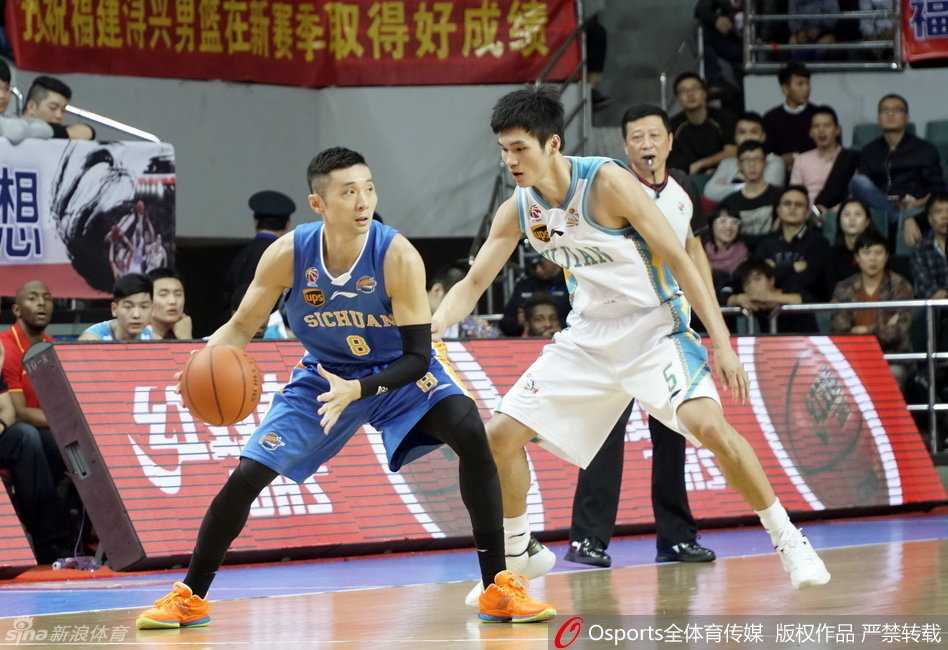 刘炜持球观察场上局势，这位老将目光如炬，沉稳地指挥着队友跑位，仿佛一切尽在掌握。