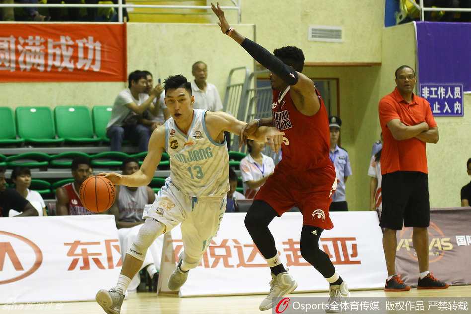 鏖战至最后一刻,新疆男篮一分惜败美国联队 可兰白克如同尖刀一般,毅然决然地杀入美国联队的重重防线,眼神中透露出必胜的决心。