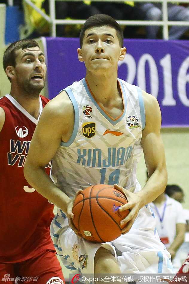 鏖战至最后一刻,新疆男篮一分惜败美国联队 李指导在场边神情专注地督战,仿佛要把场上的每一个细节都镌刻在心里,随时准备调兵遣将。