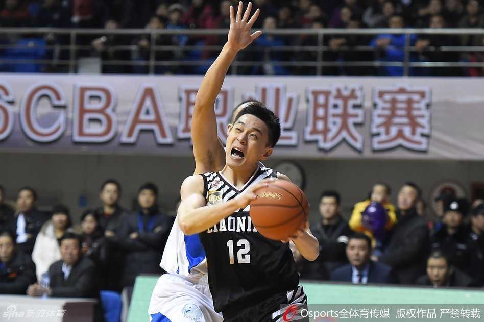 双方内线球员篮下激烈争抢球权，肌肉碰撞声响彻球馆，谁也不肯退让半步