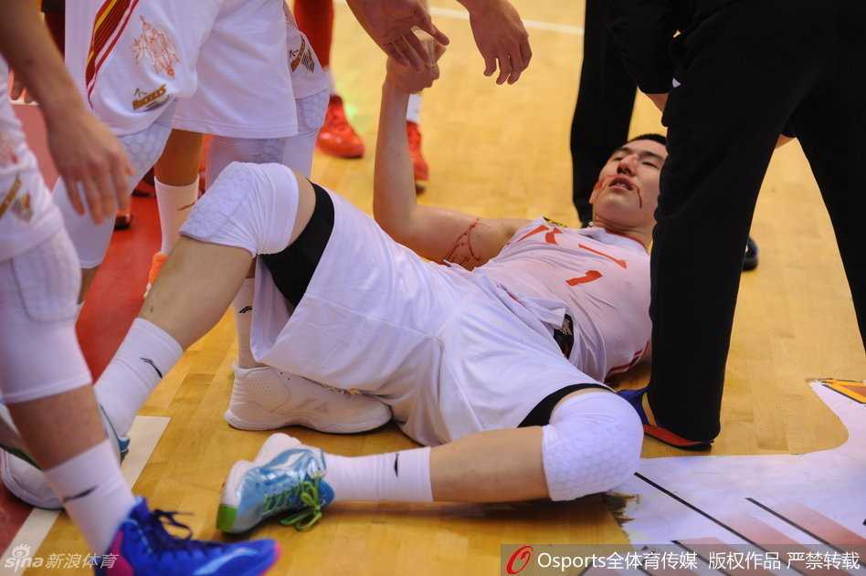 受伤后的付豪在场边接受治疗，白色的毛巾上沾满了鲜红的血迹，他只能仰头闭目，任由队医清理脸上的血污，略显稚嫩的脸上写满了不甘与坚强。