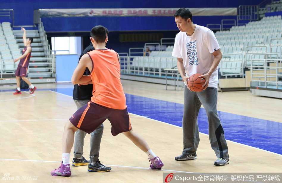 铁军魂与津门新篇:回首一五‑一六赛季的CBA众生相 威尔在三分线外出手投篮,皮球划过指尖,背景是天津队的替补席和专注的教练组